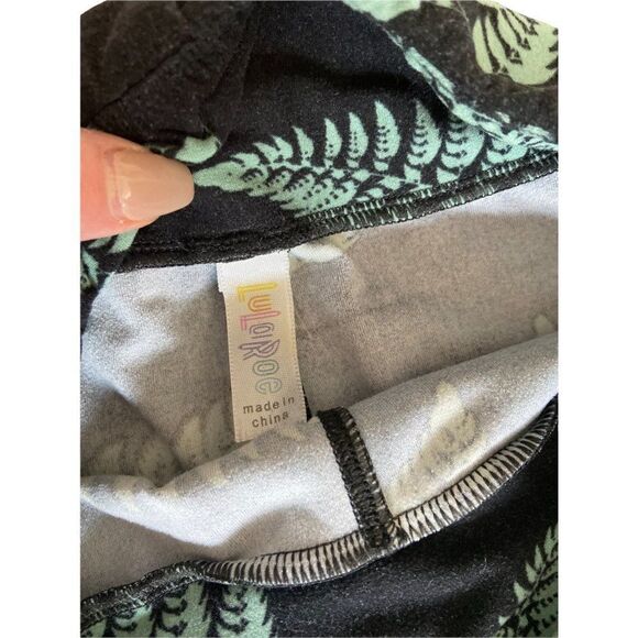 Lulua Roe Leggings Black with Green Ferns - Picture 3 of 3